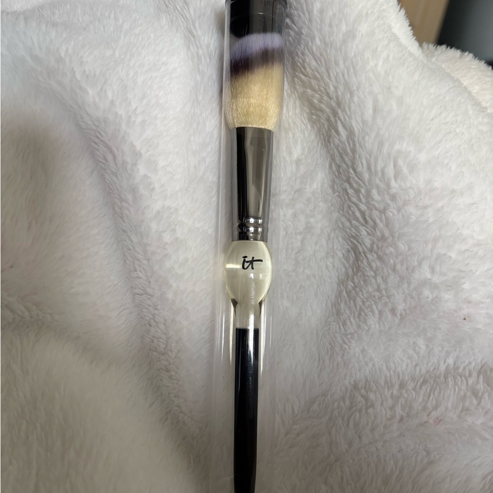 IT COSMETICS HEAVENLY LUXE FRENCH BOUTIQUE  #4 ULTRA SOFT BLUSH BRUSH SEALED!!! - Picture 2 of 3